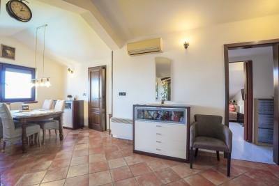 Poreč, okolica, Prostrani stan na 3. katu s pogledom na more, 4 km od mora