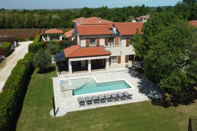 Poreč, okolica, Prekrasna kamena kuća s velikim vrtom i bazenom, 12 km od mora