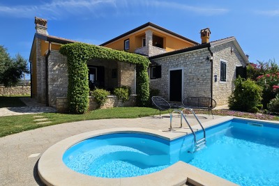 Poreč, okolí, Luxusní vila s bazénem a krásnou zahradou 5 km od moře