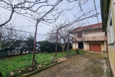 Novigrad, dintorni, Casa da ristrutturare, prima fila sul mare