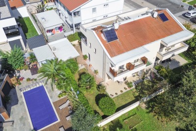 Poreč, širi centar, Dvojna kuća s dva stana i dvorištem, 1 km od mora