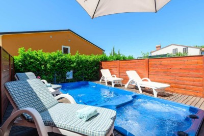 Umag, okolica, Moderna kuća u nizu na odličnoj lokaciji, 1300 m od mora