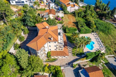 Opatija, Hotel s do 13 apartmana i bazenom, 40 m od mora