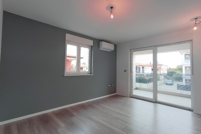 Poreč, okolí, byt ve 2. patře se 2 ložnicemi, 7 km od moře