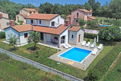 Poreč, okolica, Samostojeća kuća s bazenom na mirnoj lokaciji, 19 km od mora