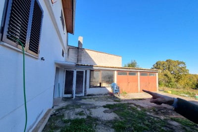 Buje, okolica, Avtohtona kamnita hiša v nizu z dvoriščem, 7 km od morja