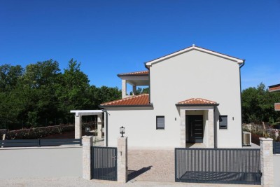 Poreč, Imponente Villa ai Margini della Zona Edificabile in una Posizione Lussuosa a 2 km dal Mare