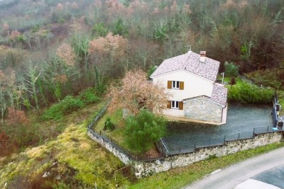 Urokliwy dom rodzinny z basenem i ogrodem w idyllicznej lokalizacji między Labinem a Pazinem!