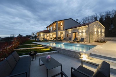 Poreč, dintorni, Villa di lusso con ampio giardino ai margini del villaggio