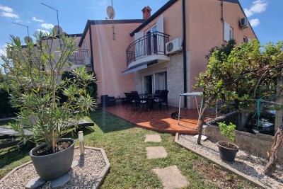 Poreč, okolica, Kuća na kraju niza s okućnicom na odličnoj lokaciji, 3 km od mora