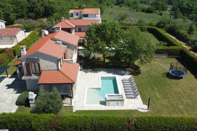 Poreč, Umgebung, Wunderschönes Steinhaus mit großem Garten und Pool, 12 km vom Meer entfernt