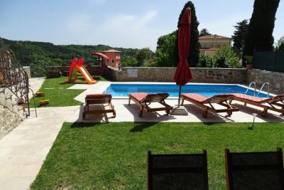 Motovun, surroundings, authentic villa with pool and stunning views, 28 km from the sea.