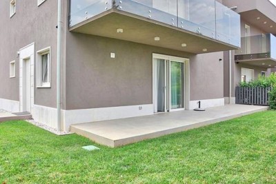 Poreč, predgrađe, Luksuzni stan s vrtom, 1500 m od mora