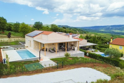 Motovun, okolica, Prekrasna prizemnica s bazenom i pogledom na Motovun