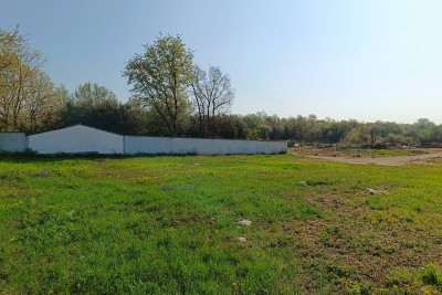 Poreč, Građevinsko zemljište na traženoj lokaciji 2 km od mora