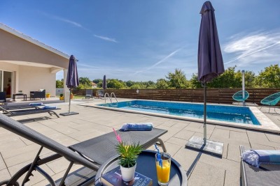 Poreč, dintorni, Casa indipendente con piscina in posizione tranquilla