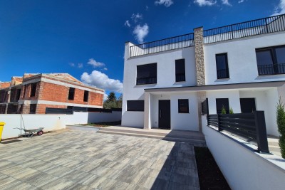 Poreč, dintorni, Doppia casa moderna con vista mare