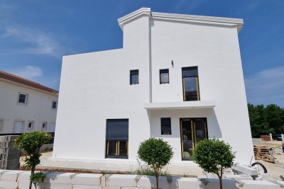 Poreč, uža okolica, Dvojna kuća s okućnicom na odličnoj lokaciji, 3 km od mora