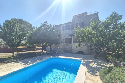 Autentica casa in pietra istriana con piscina, immersa nel verde!