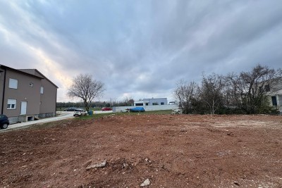 Poreč, okolica, Građevinsko zemljišče 844 m2 na mirni lokaciji 7 km od morja