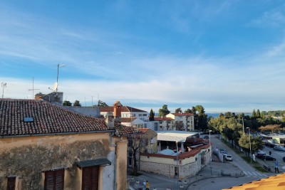 Poreč, centrum, byt v novostavbě ve 4. patře s výhledem na moře, 200 m od moře