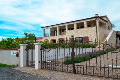 Poreč, šira okolica, Kamena vila s bazenom na mirnoj lokaciji i pogledom na more, 19 km od mora