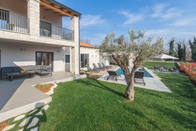 Poreč, okolica, Luksuzna vila s prostranom okućnicom na rubu naselja