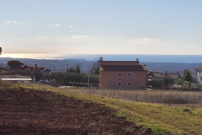 Poreč, okolí, stavební pozemek s výhledem na moře a stavebním povolením