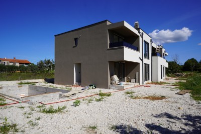 Poreč, okolica, Stan na katu s 3 spavaće sobe, vrtom i zajedničkim bazenom