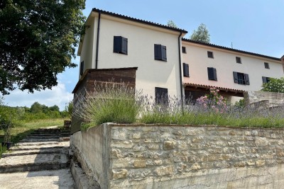 Istra, Grožnjan, Doppelhaus mit 4 Wohneinheiten und Grundstück