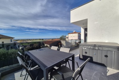 Poreč, okolica, Stan na 1. katu s tri spavaće sobe i pogledom na more, 4 km od mora