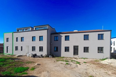 Poreč, okolica, Dvoetažni stan sa dvije spavaće sobe i vrtom