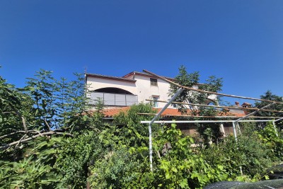Casa nelle immediate vicinanze di Parenzo – grande potenziale per il turismo e la ristorazione!