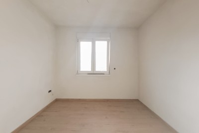 Poreč, okolica, Stan v prvem nadstropju z dvema spalnicama in pogledom na morje