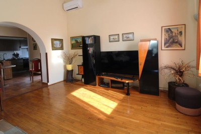Istra,Poreč - Samostojeća kuća s dva etažirana stana+ studio app i velikom okućnicom – 1500 m od mora grada!