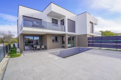 Poreč, okolica, Stan u prizemlju s vrtom i bazenom, 4 km od mora