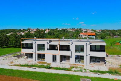 Poreč, okolica, Stan na katu s 3 spavaće sobe, vrtom i zajedničkim bazenom