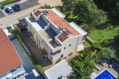 Poreč, centro espanso, Casa bifamiliare con due appartamenti e giardino, 1 km dal mare