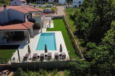 Poreč, Imponente Villa ai Margini della Zona Edificabile in una Posizione Lussuosa a 2 km dal Mare