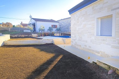 Poreč, okolí, Dům se třemi ložnicemi a bazénem na klidné lokalitě 11 km od moře