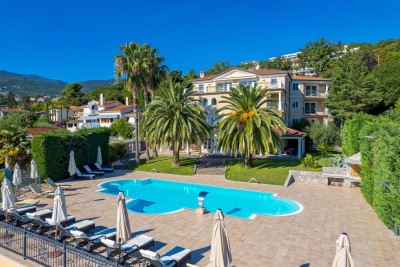 Opatija, Hotel s do 13 apartmana i bazenom, 40 m od mora