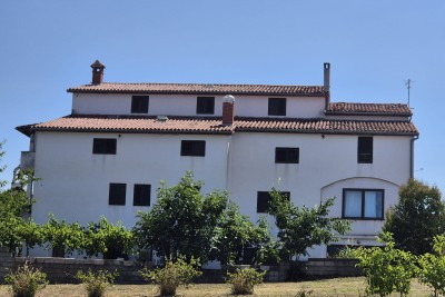 Casa nelle immediate vicinanze di Parenzo – grande potenziale per il turismo e la ristorazione!
