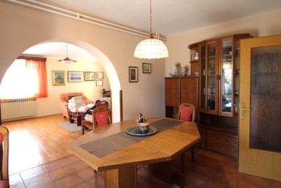 Istra,Poreč - Samostojeća kuća s dva etažirana stana+ studio app i velikom okućnicom – 1500 m od mora grada!