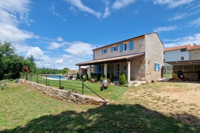 Poreč, okolica, Renovirana autohtona istarska kuća s velikom okućnicom