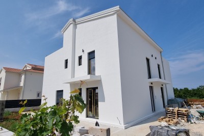 Poreč, uža okolica, Dvojna kuća s okućnicom na odličnoj lokaciji, 3 km od mora