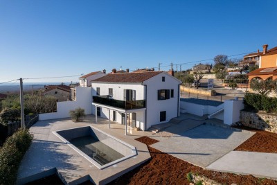 Poreč, okolica, Prekrasna kuća s 2 stana i bazenom, 12 km od mora