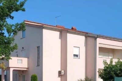 Poreč, okolica, Apartmanska kuća na odličnoj lokaciji, 800 m od mora