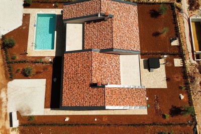 Moderni novoizgrađeni poluodvojeni bungalov s privatnim vrtom i jacuzzijem u blizini Poreča
