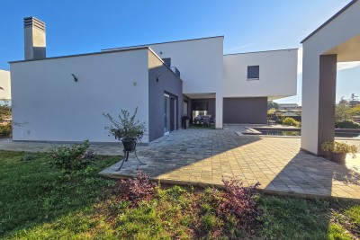 Poreč, okolí, moderní luxusní vila s bazénem, 12 km od moře