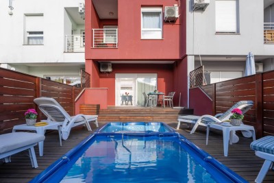 Umag, okolí, moderní dům v řadě na vynikající lokalitě, 1300 m od moře